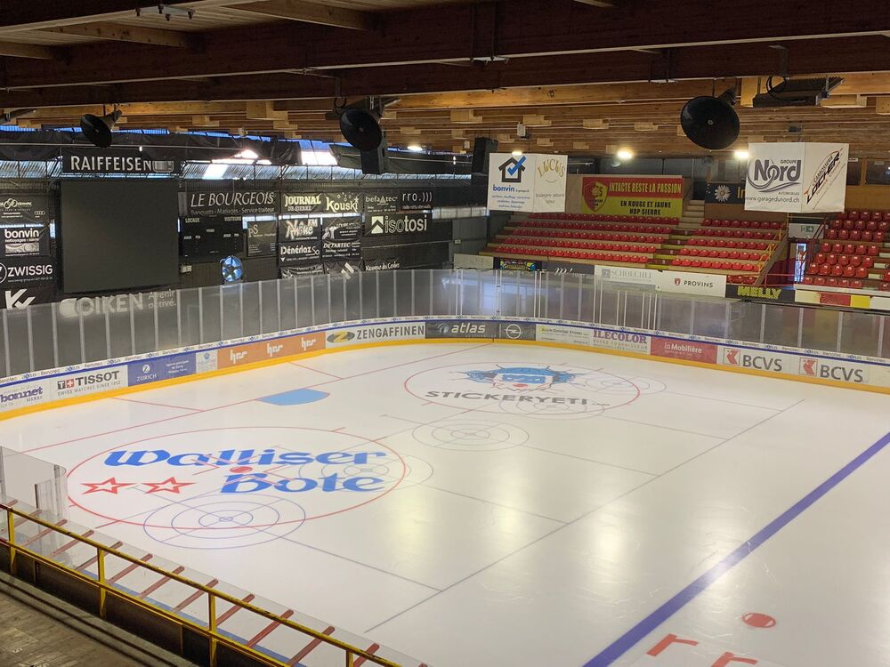 Le logo Stickeryeti dispose d’un emplacement spécifique attribué sur la glace de la patinoire de Graben à Sierre.